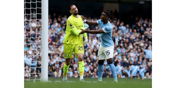 Gianluigi Donnarumma gjorde också ett rensningsfel som ledde till ett mål Gianluigi Donnarumma gjorde också ett rensningsfel som ledde till ett mål